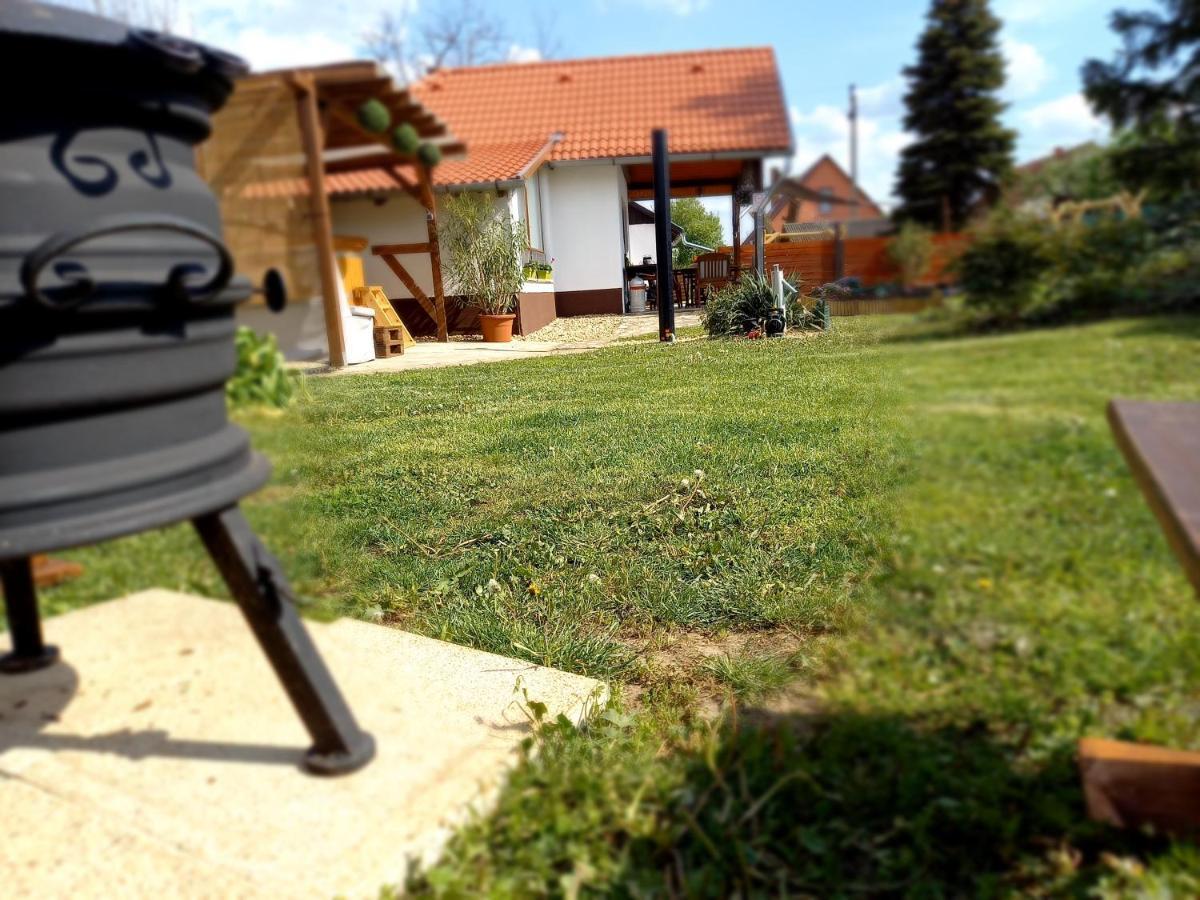 Idill Ueduelohaz Villa Tiszafured Exterior photo